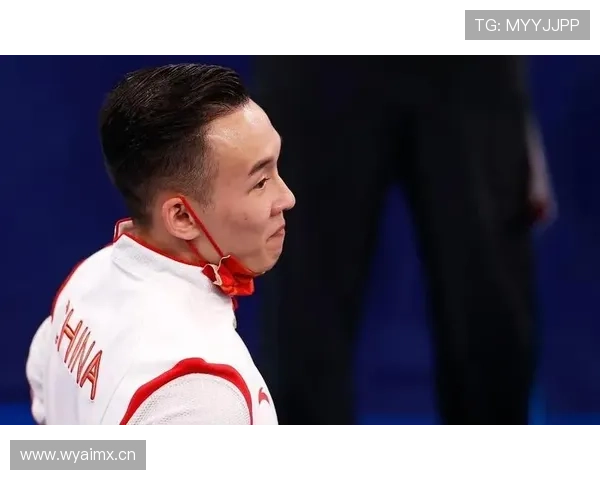 肖若腾今天比赛场边居然穿着拖鞋，这生活态度也太随性了吧！