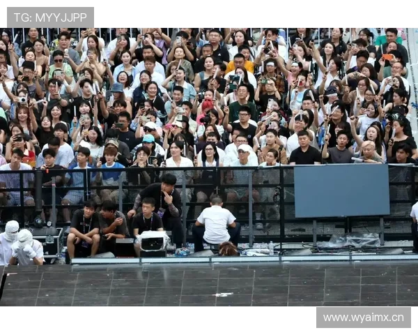 冯彦哲球馆外排队买麻辣烫，手里拎着名牌购物袋，我笑岔气了